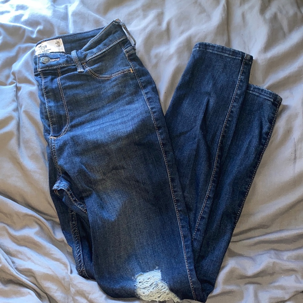 Sexy Hollister mom jeans.